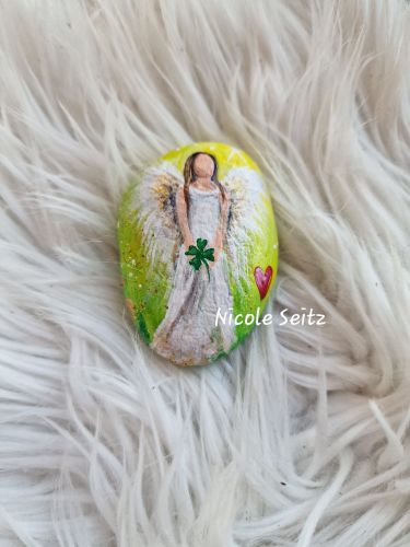 Glücksengel auf Stein gemalt * 6 x 4,5 x 2 cm * Grün-Weiß * Herz Kleeblatt